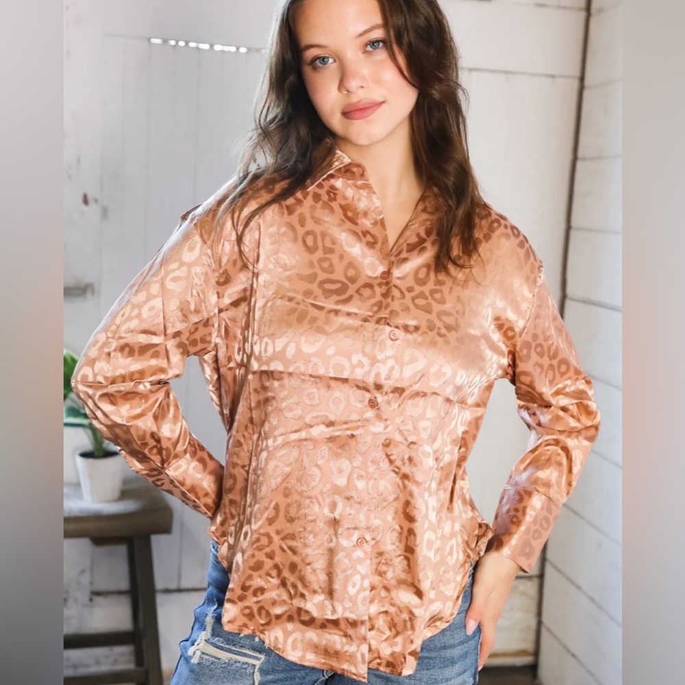 NWT🆕 And The Why Women’s Boutique Brand Taupe Silk Animals Button Down Small